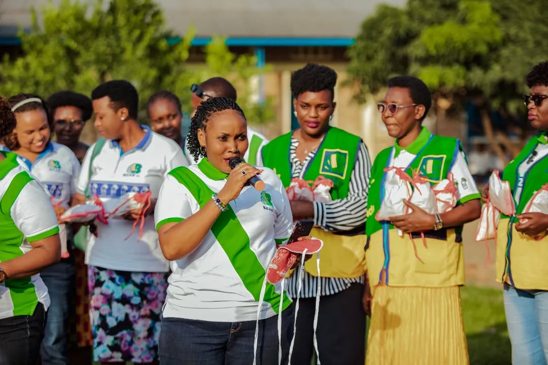 Les femmes de la BCAB S.A. en action pour les jeunes filles à Kinama